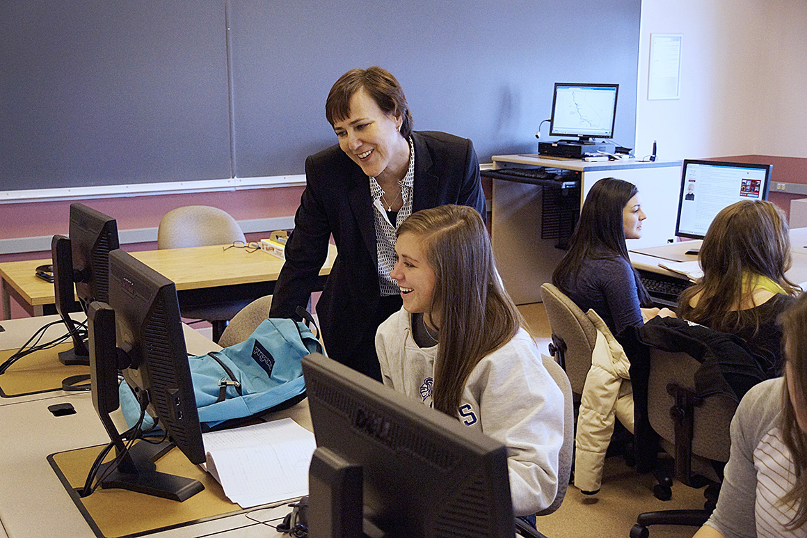 Professor Katherine Kiel advises a student in her Environmental Economics course.