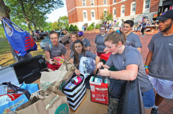 volunteers helping students move in to their residence halls